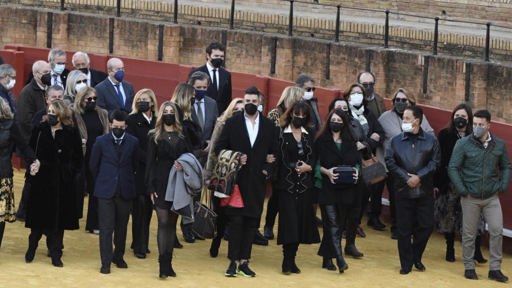 Los restos mortales de Jaime Ostos dando la vuelta al ruedo en La Maestranza de Sevilla en compañía de sus seres queridos.