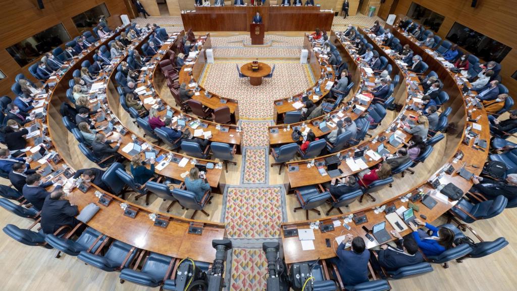 Vista general del hemiciclo durante un pleno de la Asamblea de Madrid, a 2 de diciembre de 2021, en Madrid (España).
