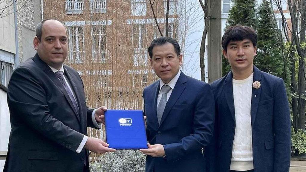 El secretario general del BIE, Dimitri S. Kerkentzes (izquierda), con Sarun Charoensuwan, embajador de Tailandia en Francia (centro) y Worawut Somwangprasert, Ministro de Asuntos Comerciales de la Embajada (derecha).