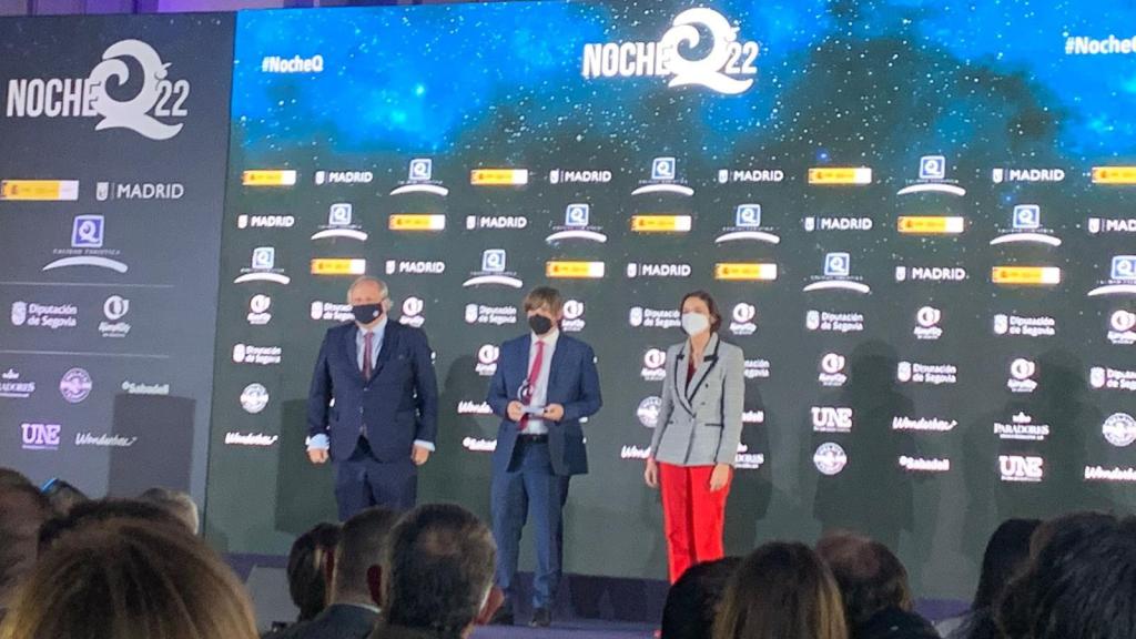 Momento en el que la cadena RH recibe el premio de manos de la ministra.