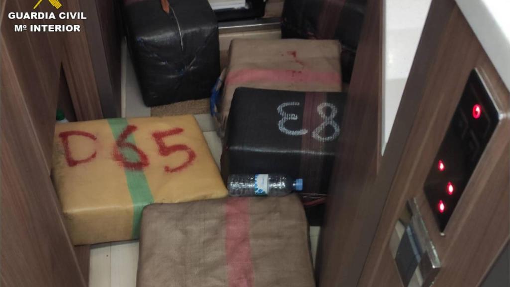 Los fardos localizado en el interior.