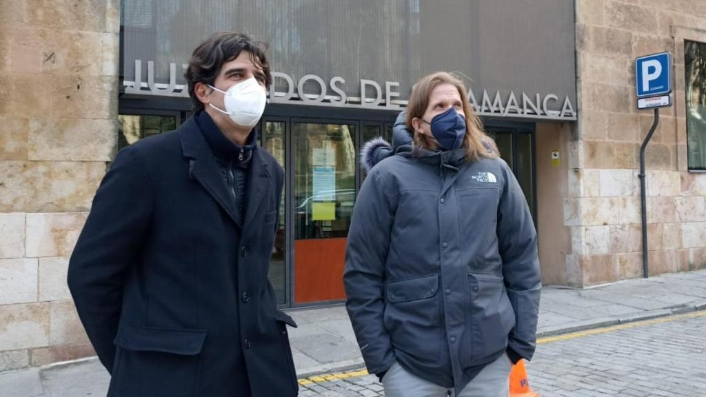 Juan Gascón y Pablo Fernández, de Unidas Podemos, frente a los Juzgados de Salamanca