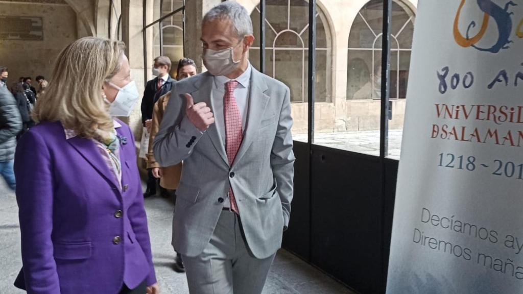 Nadia Calviño charla con el rector de la USAL, Enrique Rivero