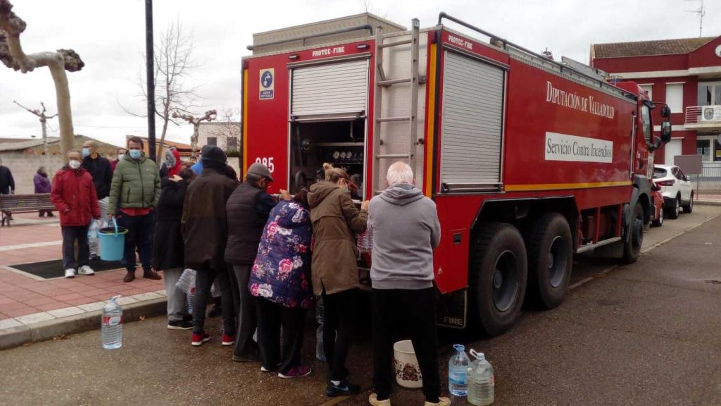 Los Bomberos de Diputación suministran agua en Herrera de Duero
