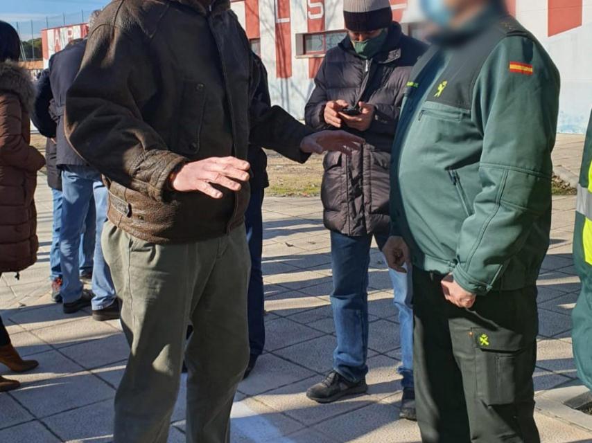 Ortega Smith charla, sin mascarilla, con un Guardia Civil esta mañana en Motauros