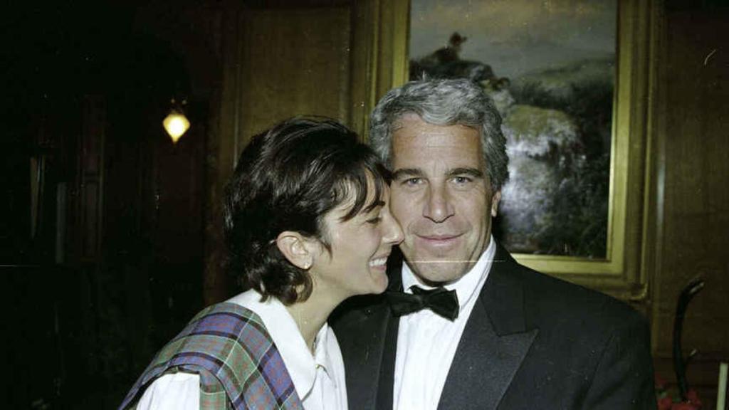 Jeffrey Epstein y Ghislaine Maxwell en una imagen compartida por la Oficina de la Fiscalía de Distrito de EE.UU.