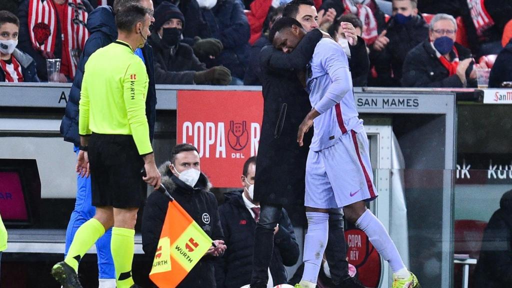 Xavi Hernández consuela a Ansu Fati tras una nueva lesión