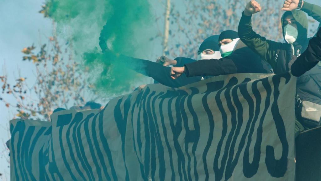 Ultras del Betis recibiendo a sus jugadores antes del duelo de Copa del Rey