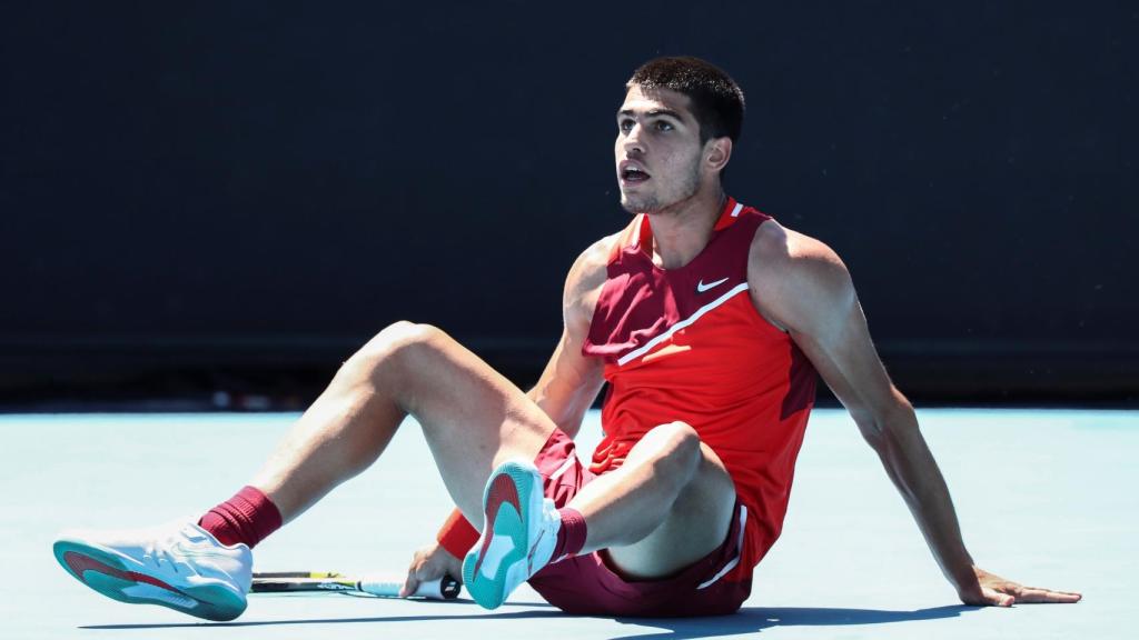 Carlos Alcaraz termina en el suelo tras un punto en el Abierto de Australia 2022