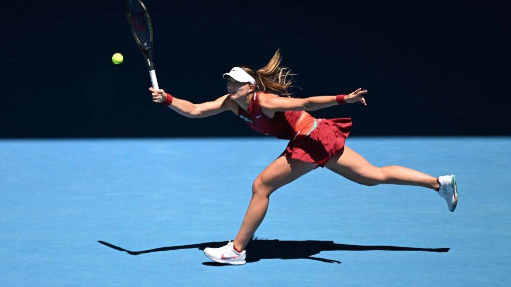 Paula Badosa devuelve una derecha en el Abierto de Australia