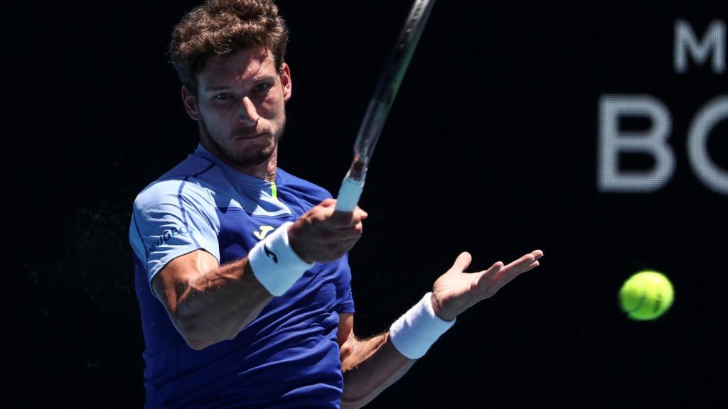 Pablo Carreño golpea una derecha en el Abierto de Australia 2022