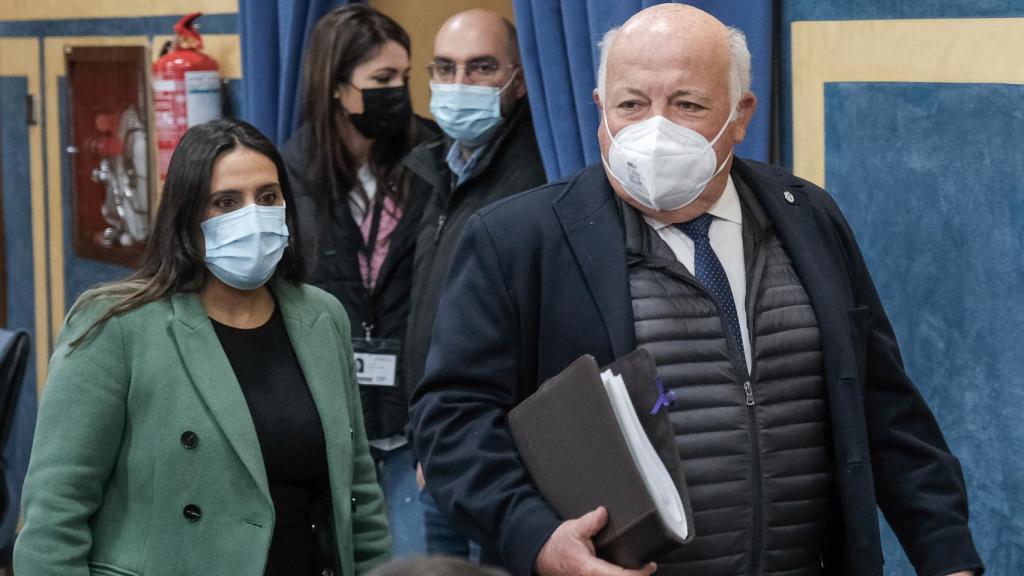 El consejero de Salud, Jesús Aguirre, instantes antes de comparecer en la Comisión de Sanidad.