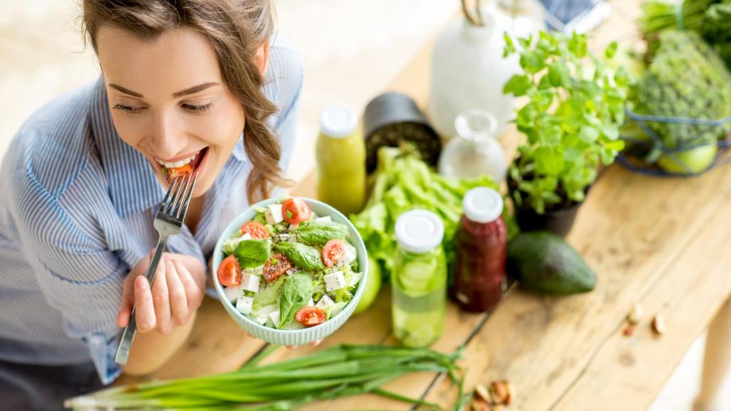 Mujer disfrutando de una alimentación sana.