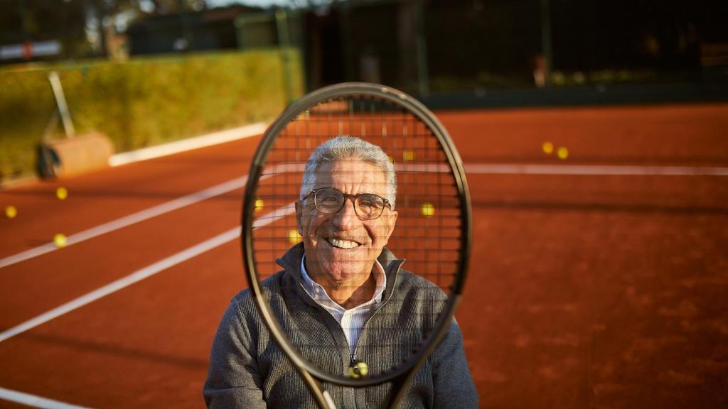 Manuel Orantes, en el club Bonasport, fundado por él en los ochenta. (Reportaje gráfico de Manu Mart)
