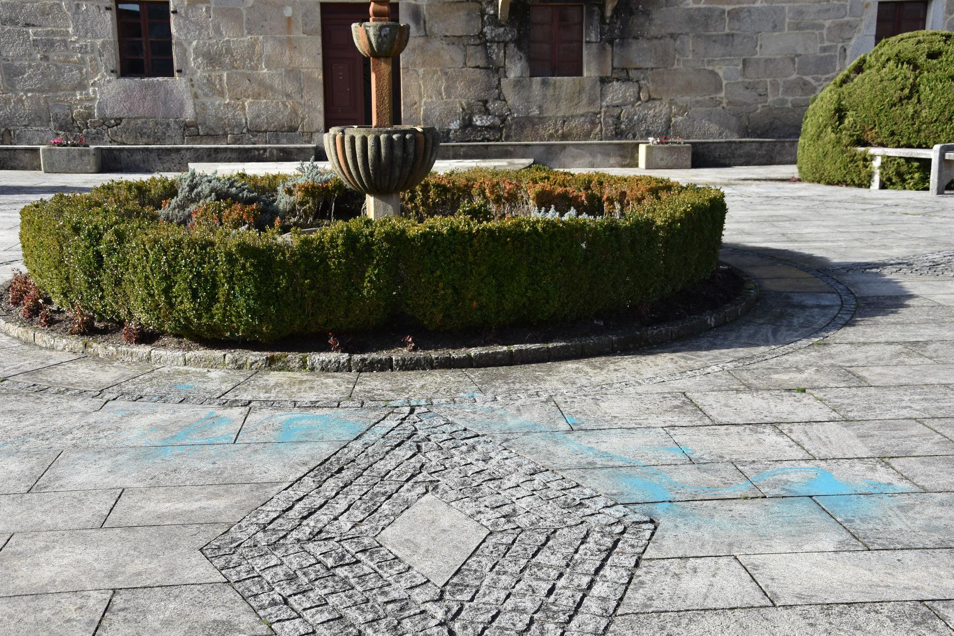 Pintadas en la plaza del Pazo da Peregrina (Concello de Ames).