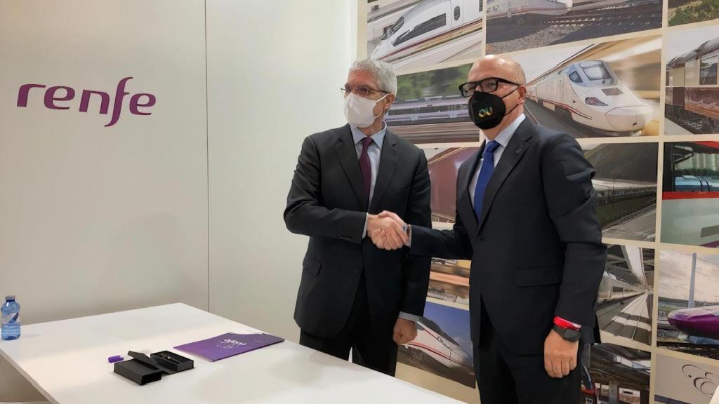 Los presidentes de Renfe y de la Diputación de Ourense en la firma del acuerdo.
