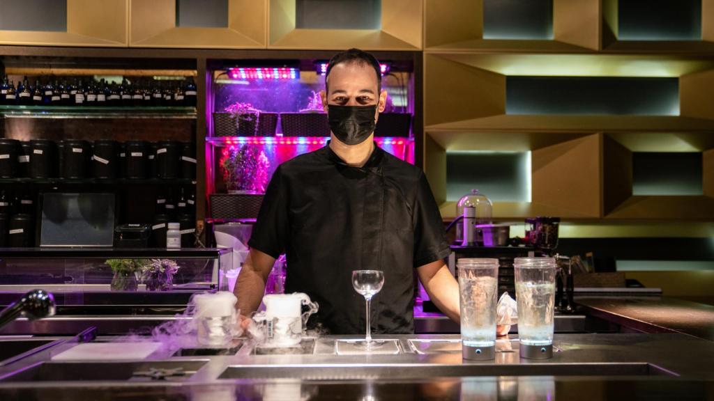 Mario Villalón, responsable de hacer los cócteles en Angelita Madrid.