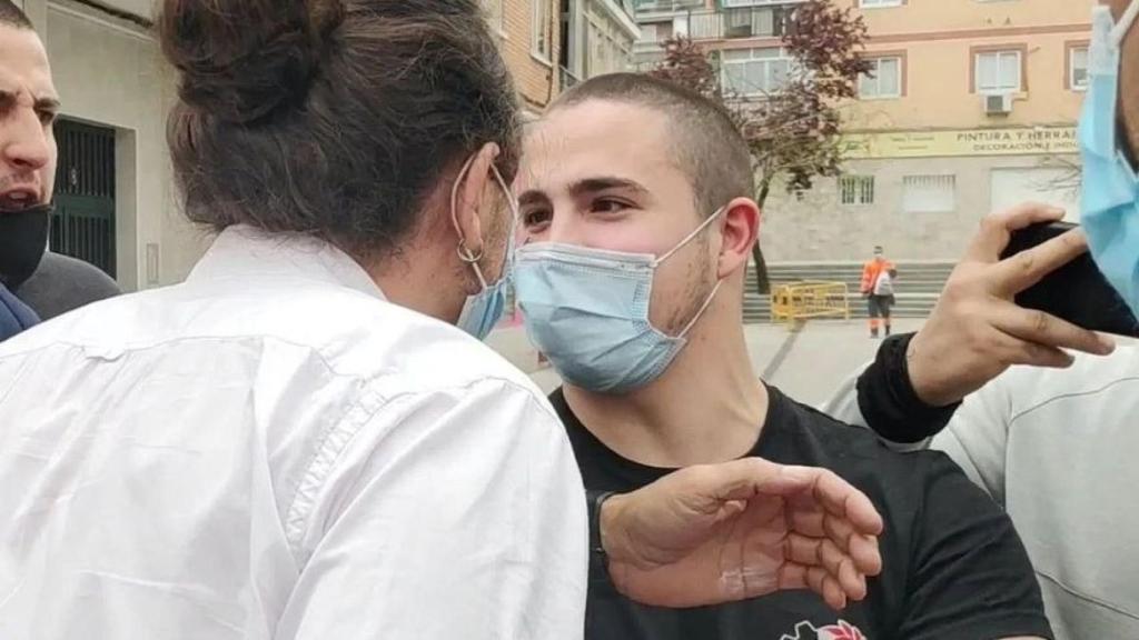 Rodrigo, de Bastión Frontal, durante el escrache a Pablo Iglesias.