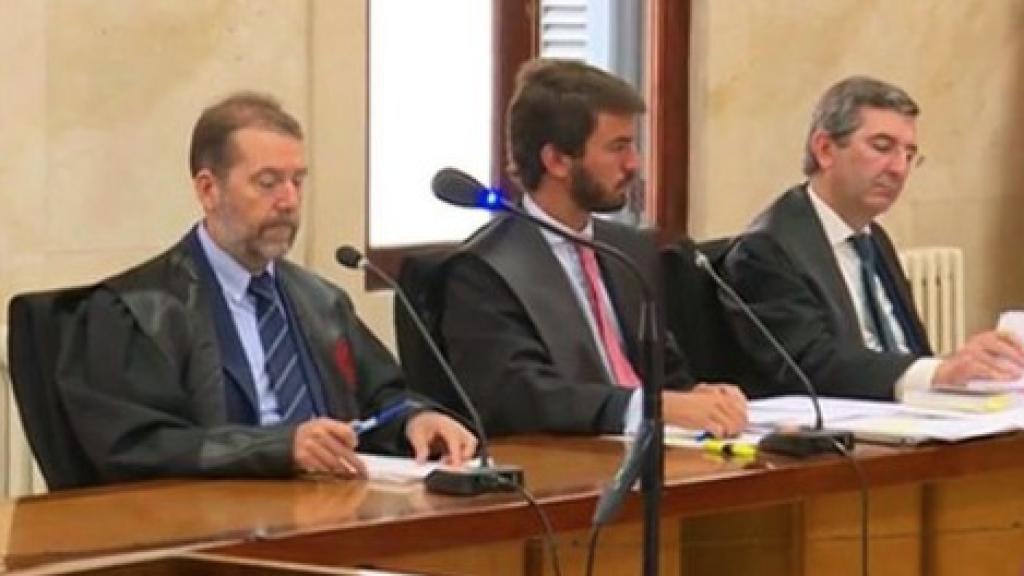 García-Gallardo, con su padre a su izquierda, en una retransmisión de un juicio.