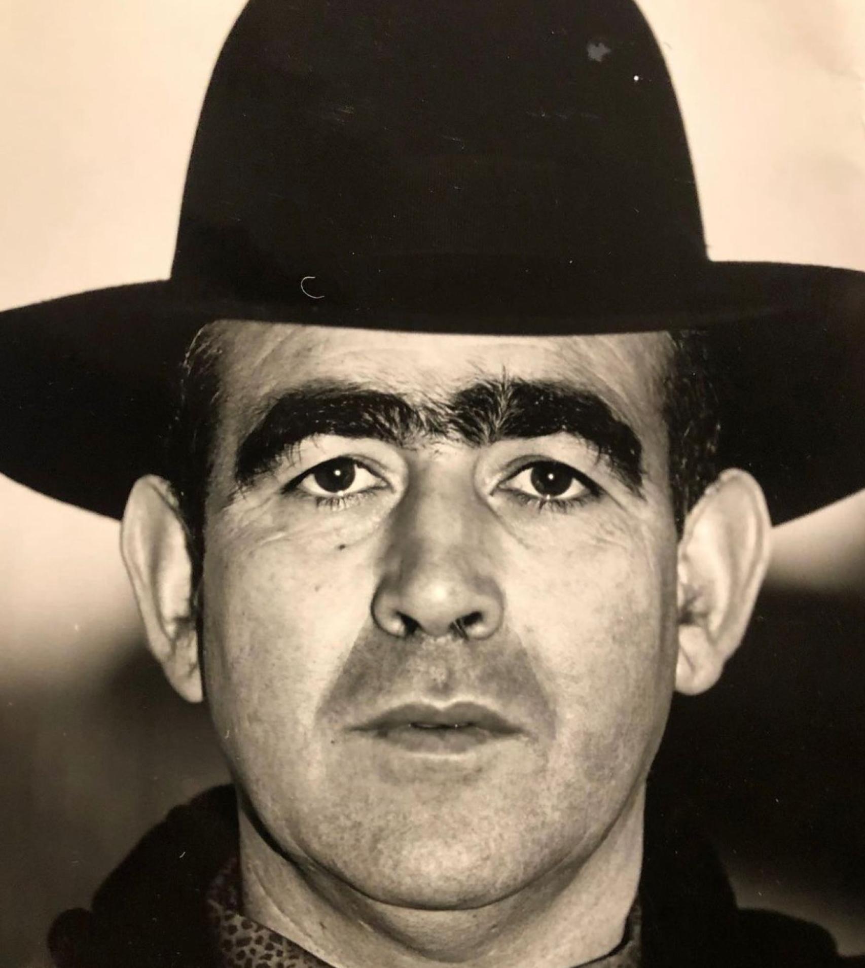 A lo Indiana Jones, con buenas cejas.