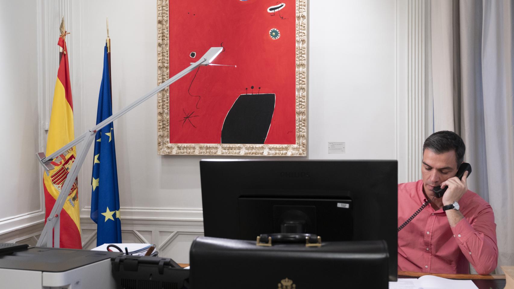 Pedro Sánchez al teléfono en Moncloa.