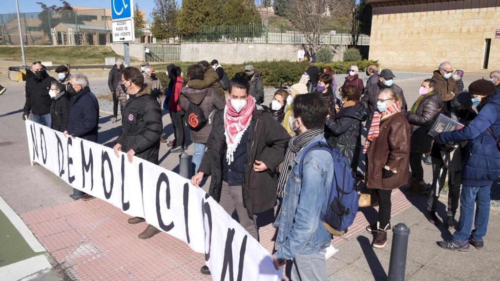 Una treintena de personas se concentran contra la demolición del Clínico de Salamanca