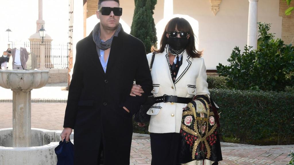 María Ángeles Grajal ha llegado a Écija del brazo de su hijo Jacobo.