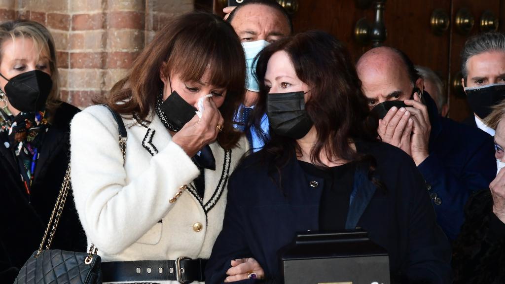 María Ángeles Grajal, en la imagen junto a Gabriela Ostos, no ha podido contener las lágrimas durante la misa.