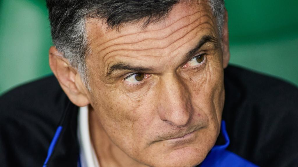 José Luis Mendilibar en un partido del Alavés