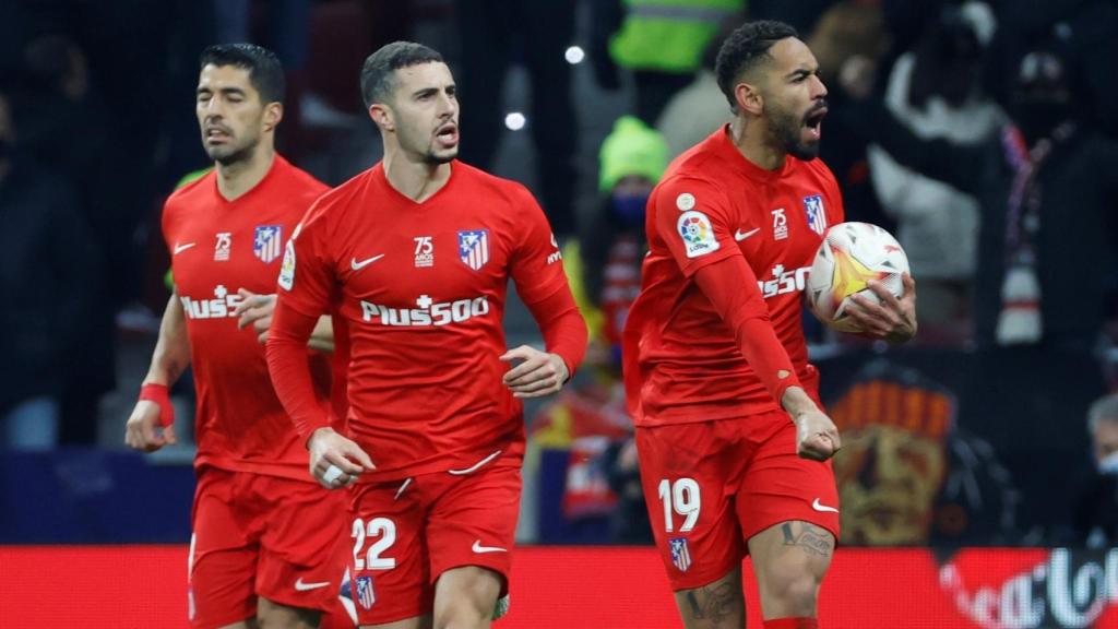 Matheus Cunha y Mario Hermoso celebran un gol del Atleti