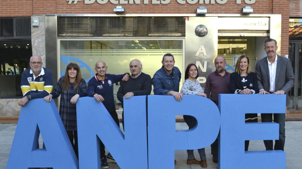 Foto de familia de la nueva dirección de ANPE Toledo, con el presidente Julio César Casarrubios en el centro.
