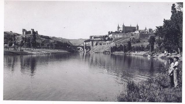 La fotografía que muestra, a su izquierda, las instalaciones del antiguo Club Náutico de Toledo.