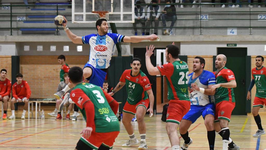 Leonel, jugador del Trops Málaga, en un tiro a puerta.