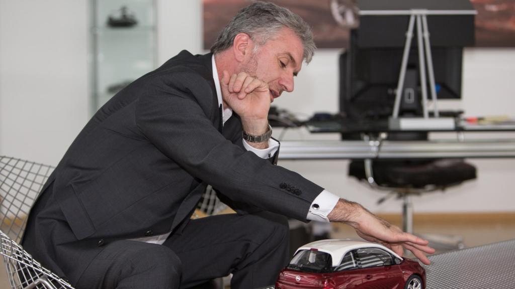 Mark Adams asegura que los eléctricos no tienen por qué ser diferentes en diseño que los coches de combustión.