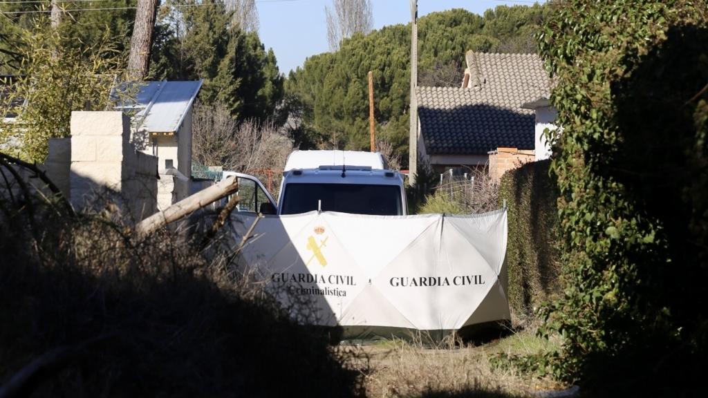 Registro en un chalé de Traspinedo tras la detención de un hombre este sábado. / Leticia Pérez ICAL