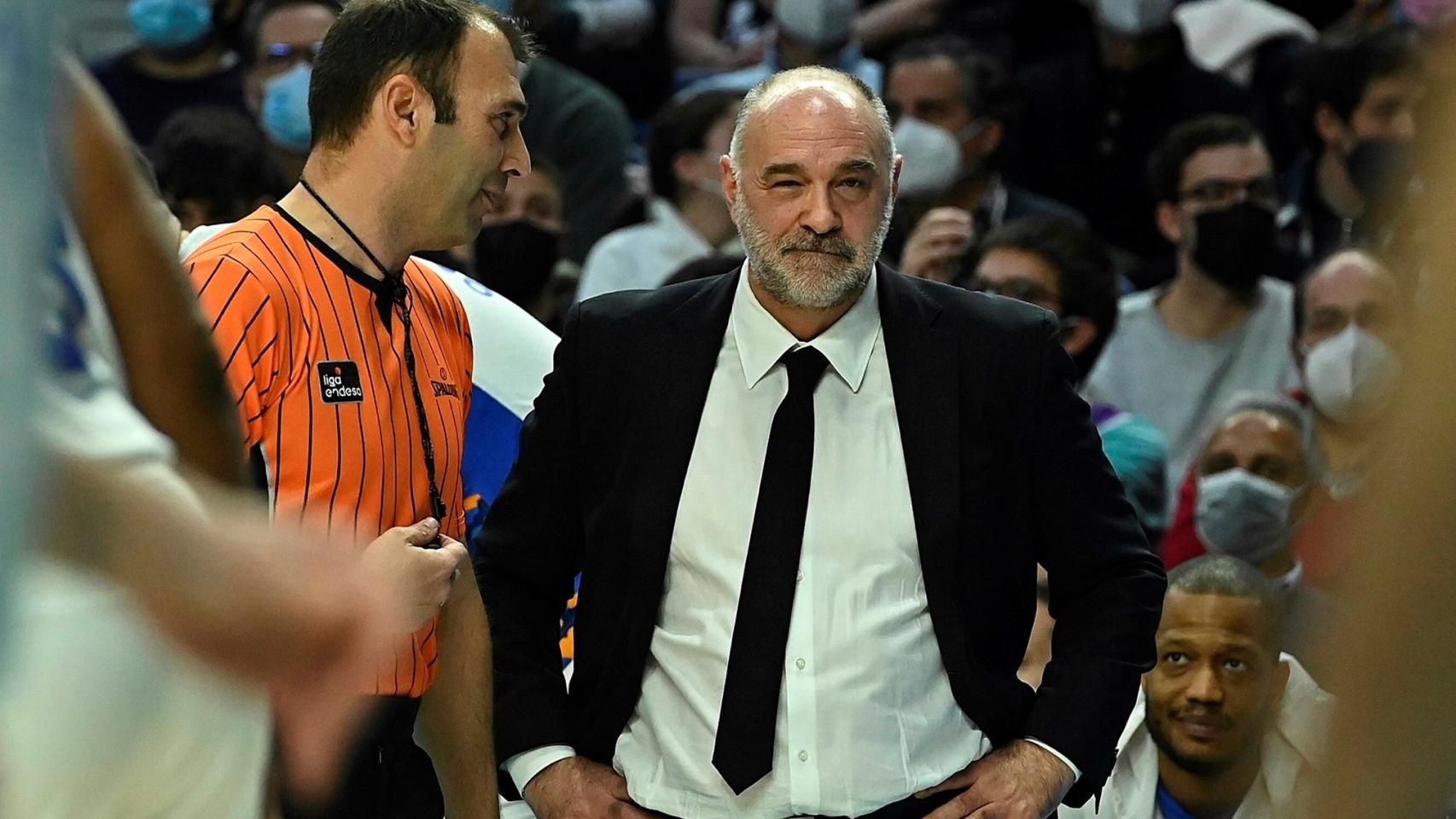 Pablo Laso escucha a uno de los árbitros.