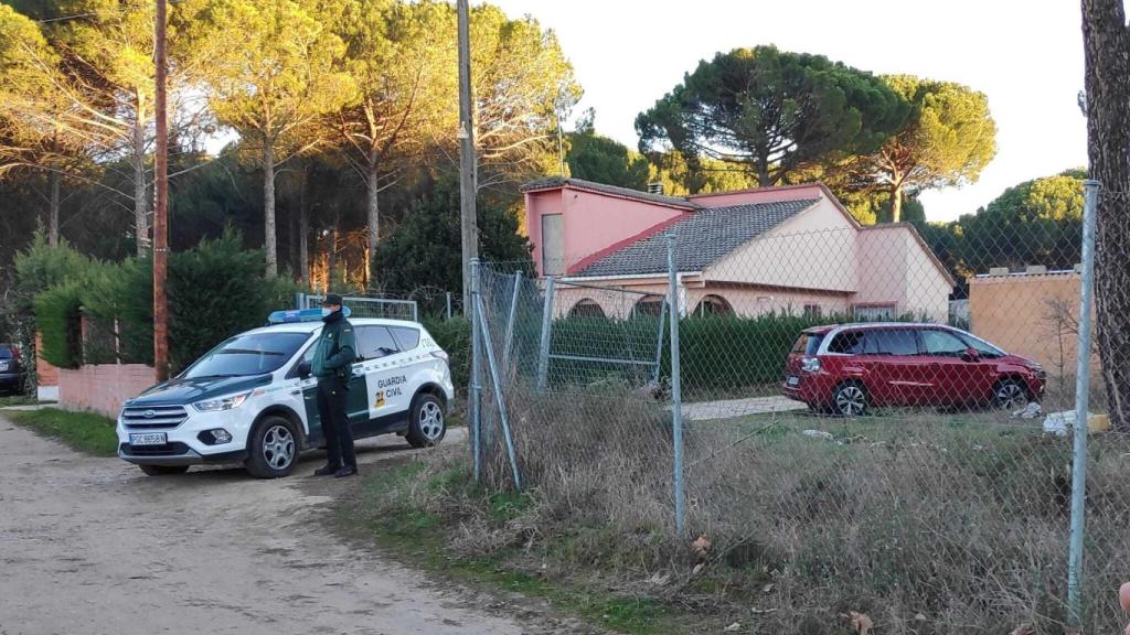 La Guardia Civil en el camino de acceso a la vivienda registrada en Traspinedo