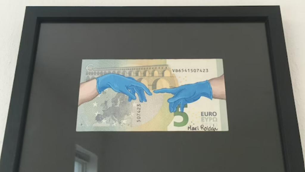 Una de las obras enmarcada por su dueña.