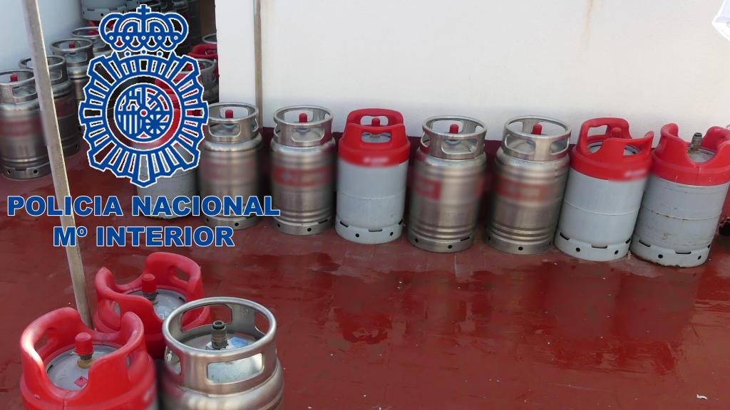 Bombonas apiladas en la azotea, en posición vertical y a pleno sol.