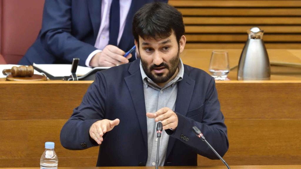 El conseller valenciano de Educación, Vicent Marzà, en las Cortes.