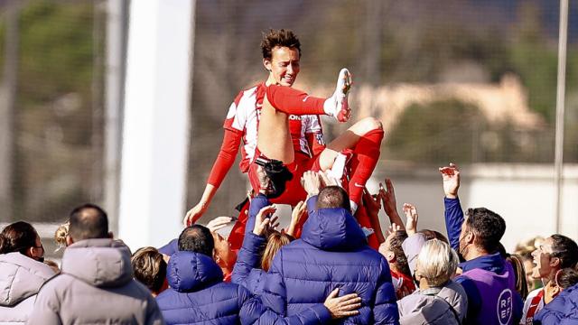 Virginia Torrecilla, manteada por las jugadoras del Atlético y Barça tras la final de la Supercopa de España