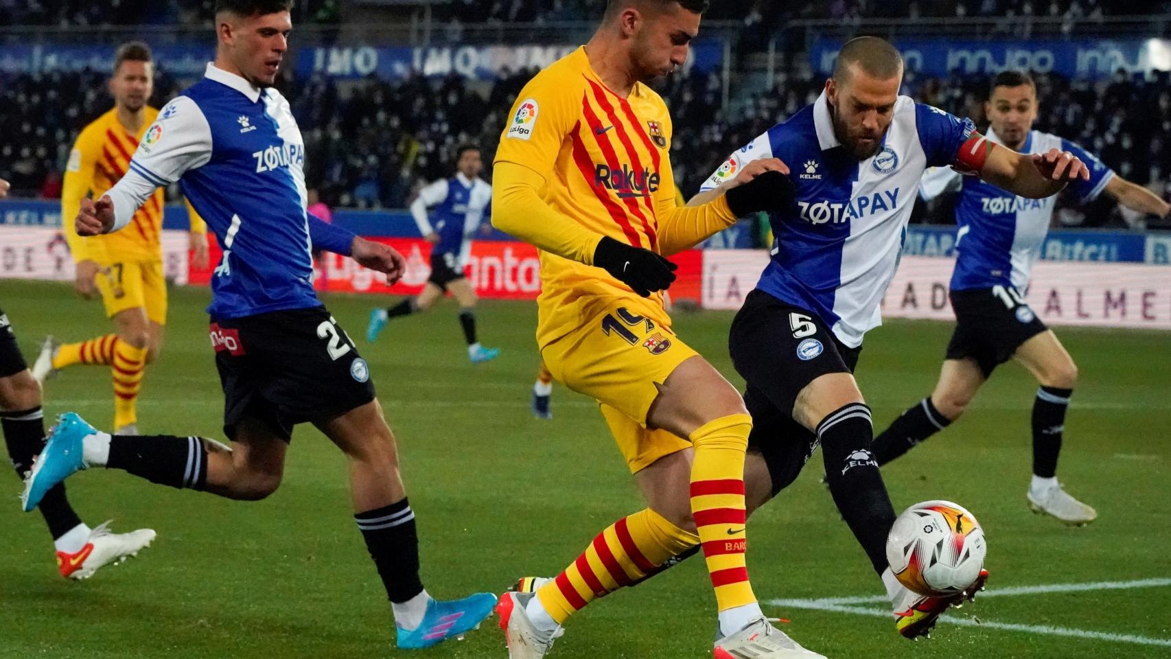 Ferran Torres intenta penetrar en la defensa del Deportivo Alavés
