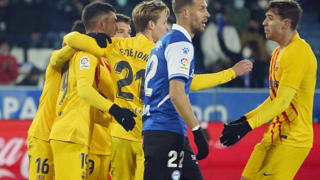 Los jugadores del FC Barcelona celebran el gol de Frenkie De Jong.