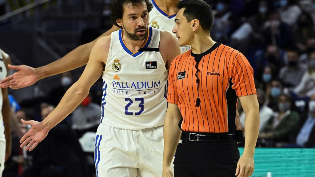 Sergio Llull protesta una acción.