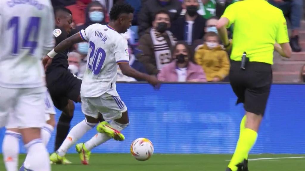 Penalti pitado sobre Vinicius