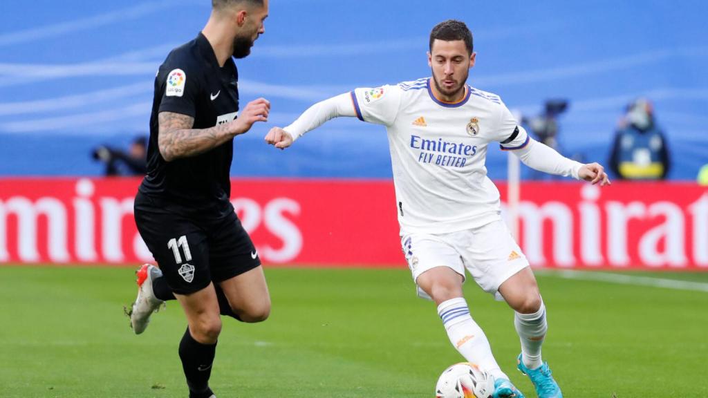 Eden Hazard encara a Tete Morente cerca del área del Elche