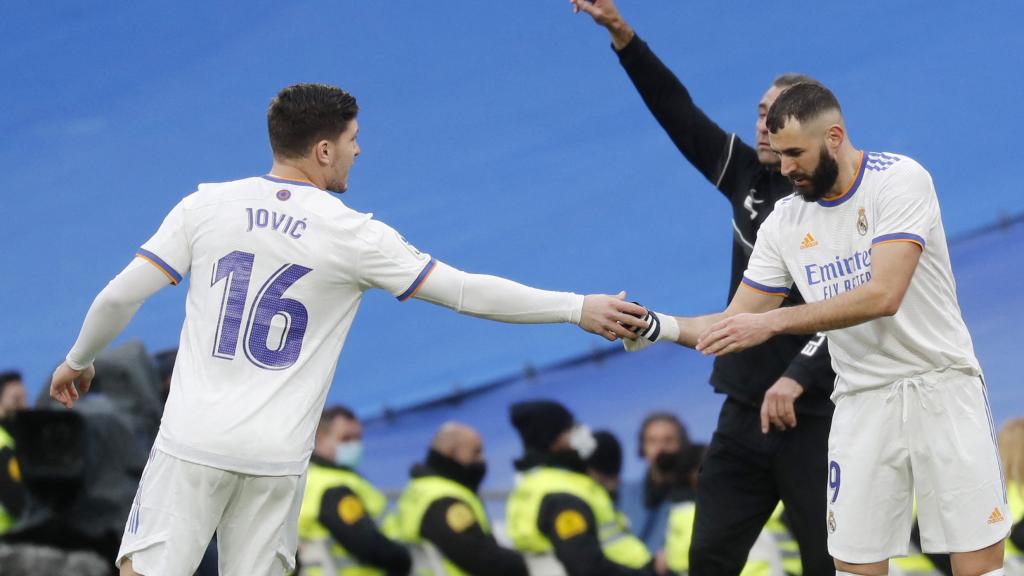 Karim Benzema entrega el brazalete a Luka Jovic tras ser sustituido
