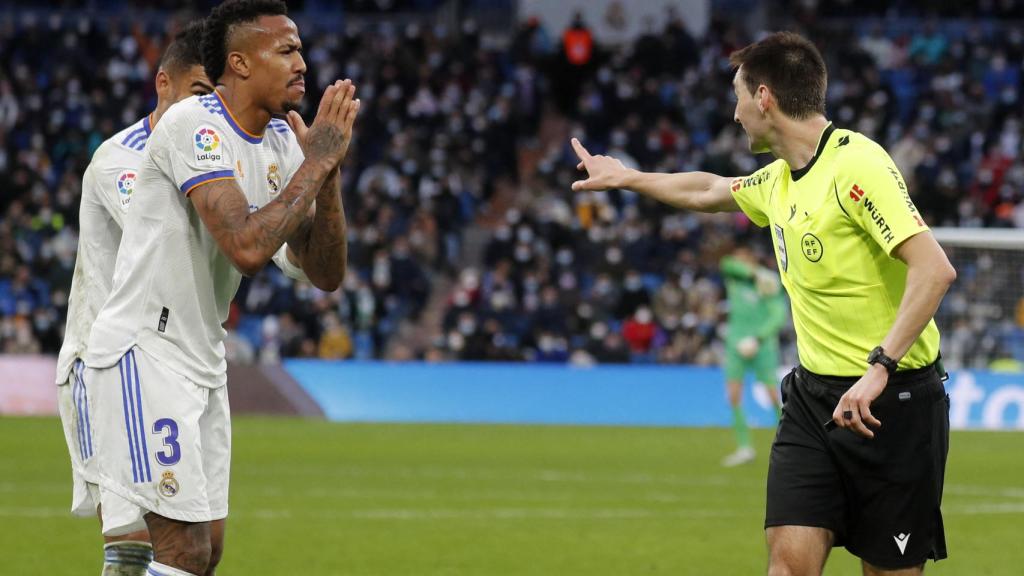 Eder Militao pide a De Burgos Bengoetxea que revise una jugada en el VAR