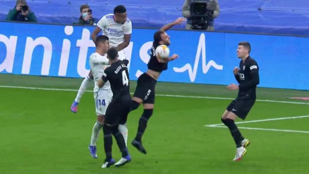 Mano de Gonzalo Verdú en el área del Elche no pitada