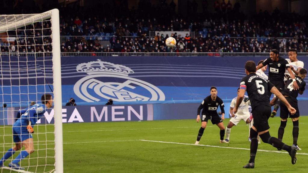 Eder Militao remata de cabeza y marca el gol del empate ante el Elche